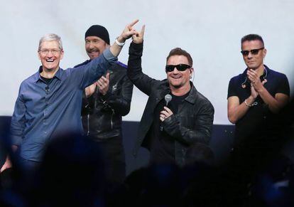 El CEO de Apple Tim Cook (izquierda) y Bono, l&iacute;der de U2, en la presentaci&oacute;n del iPhone 6 en Cupertino.