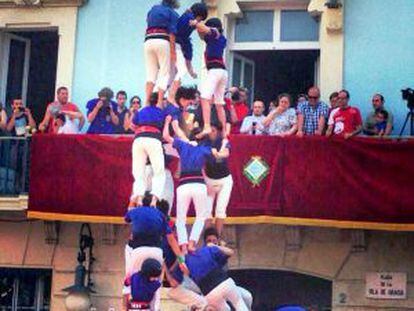 El inicio de la caída de los castellers de Gràcia.