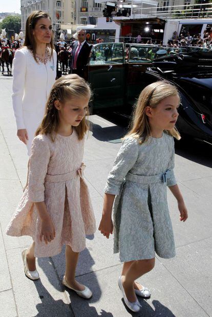 La Reina Letizia, junto a la princesa Leonor y la infanta Sofía, a la salida del Congreso de los Diputados, tras la ceremonia de proclamación del rey Felipe VI.