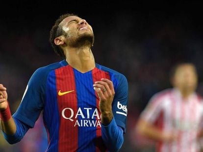 Neymar se lamenta en el duelo ante el Athletic. 