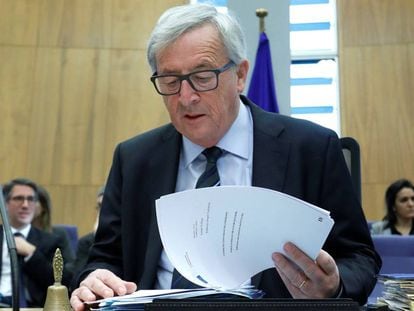 El presidente de la Comisi&oacute;n Europea,  Jean-Claude Juncker, lee el  &#039;Libro banco sobre el futuro de Europa&#039; este martes en Bruselas. 