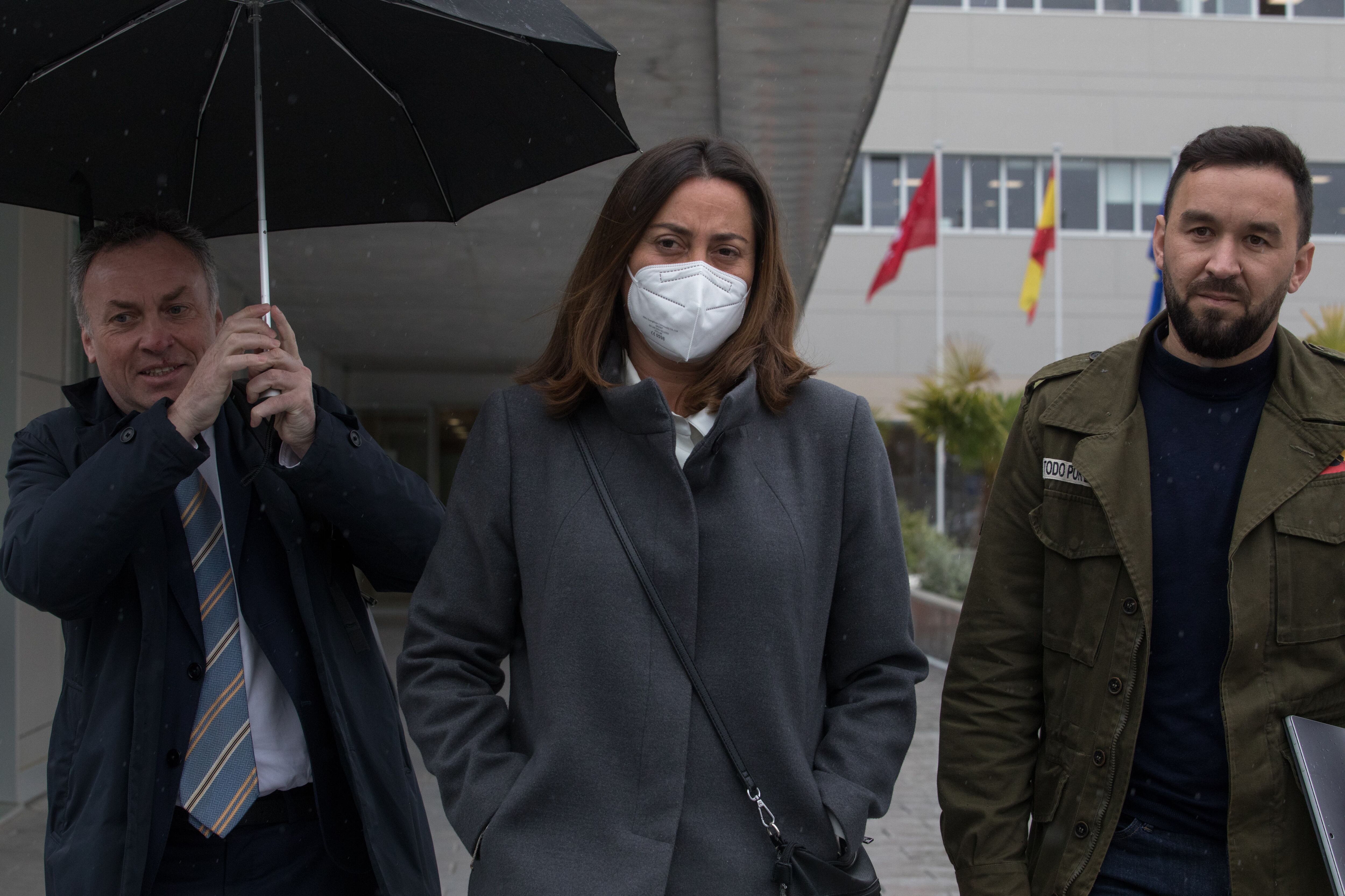 La entonces alcaldesa de Arroyomolinos, Ana Millán, saliendo de los Juzgados de Navalcarnero, en abril 2022. 