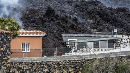 Lava del volcán sobre dos edificaciones en El Paso.