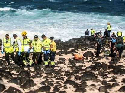 Los servicios de emergencias frente a las costas de Lanzarote.