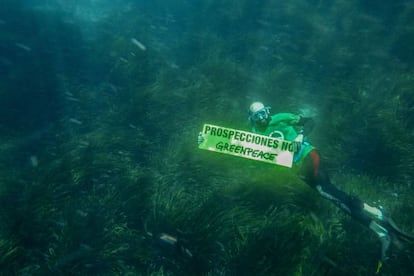 Activistas de Greenpeace muestran pancartas contra las prospecciones en aguas de Ibiza.
