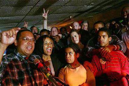 El vencedor de las primarias demócratas en Minnesota, Keith Ellison, celebra su victoria con su familia y seguidores.