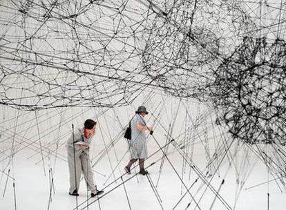 <i>Galaxias formándose entre filamentos, como gotas de agua en la tela de una araña</i>, del artista argentino Tomás Saraceno, en la Bienal de Venecia.