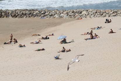 Bañistas en la playa de Santa María de Cádiz, este miércoles.