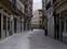 Calle comercial en el centro de Sevilla con todos los negocios cerrados, el pasado martes durante el estado de alarma.