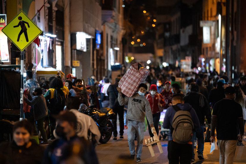 Ciudadanos realizan sus compras en el centro de Lima.