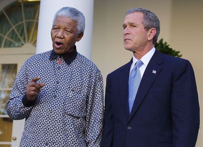 El expresidente de Estados Unidos, George W. Bush, y el expresidente de Sudáfrica, Nelson Mandela, en un homenaje en Washington D.C. a las víctimas de los atentados del 11-S el 12 de noviembre de 2001.
