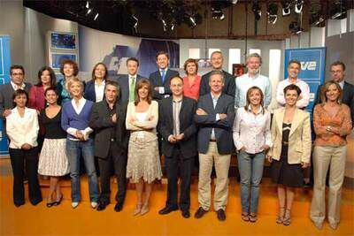 Los presentadores y editores de los informativos de TVE, con el director, Fran Llorente, quinto por la derecha.