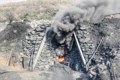 Neumáticos de camión quemados como combustible en un horno de cal al aire libre en las colinas de los alrededores del pueblo de Kosturino, cerca de la ciudad de Strumica. En Kosturino existe la tradición, transmitida de generación en generación, de producir cal para encalar de gran resistencia. Nadie sabe decir con exactitud cuántos hornos hay en la zona. Según los trabajadores locales, existen varios tipos y de distinto tamaño. Los de ladrillo duran más de 10 años, pero los de piedra se tienen que reparar anualmente.