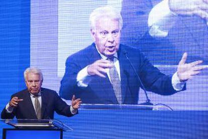 El expresidente del Gobierno Español Felipe González interviene en el quinto seminario "Liderazgo en tiempos de crisis", en Santiago (Chile).