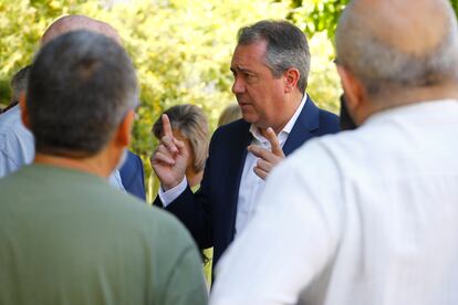 El secretario general del PSOE de Andalucía y candidato a la presidencia de la Junta, Juan Espadas, conversa con algunos vecinos de la localidad cordobesa de Priego de Córdoba.