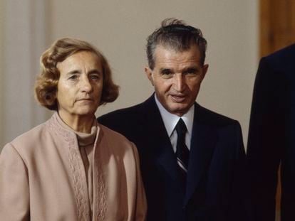 El presidente rumano Nicolae Ceausescu y su esposa, Elena, en un viaje oficial.
