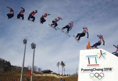 Imagen tomada con exposición múltiple de la atleta japonesa Miyabi Onitsuka durante la prueba de clasificación de Big Air de Snowboard, el 19 de febrero de 2018.