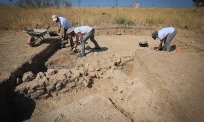 Trabajos en la excavación de la primitiva Complutum en el Cerro de San Juan del Viso, en Villalbilla. 