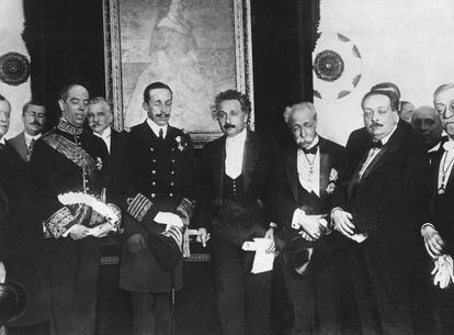 Albert Einstein, con el rey Alfonso XIII a su derecha y el físico Blas Cabrera, segundo a su izquierda, el 4 de marzo de 1923, en Madrid.