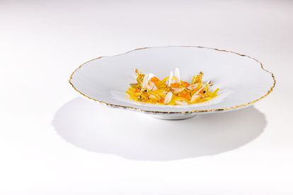 Fideuá azafranada y fría de navajas, uno de los platos del restaurante Quique Dacosta, en Dénia.