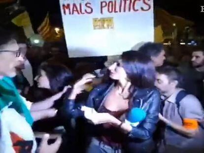 Unos manifestantes independentistas increpan a una periodista de Telecinco.