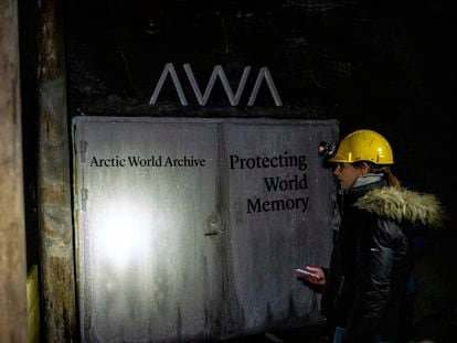 Una turista entra al Arctic World Archive en Longyearbyen (Noruega), en 2020.