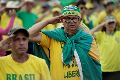 Elecciones en Brasil 2022: protesta golpista ante el cuartel general del Ejército en Brasilia
