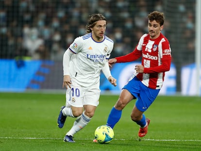 Modric y Griezmann se disputan el balón en el derbi.