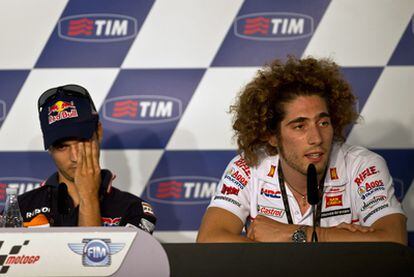 Pedrosa y Simoncelli, durante la rueda de prensa de Mungello.