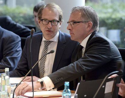 El ministro alemán de Transportes, Alexander Dobrindt, y el presidente de Lufthansa, Carsten Spohr, en su comparencia en la Comisión de Transportes del Parlamento alemán.