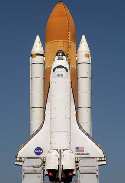 La misión número 114 de los transbordadores espaciales estadounidenses está rodeada de gran expectación porque será la primera desde que el 1 de febrero de 2003 el <i>Columbia</i> estalló y se desintegró al regresar de un viaje de dieciséis días, lo que supuso la muerte de sus siete tripulantes. En la imagen, el transbordador <i>Discovery</i>, preparado el 12 de julio para su lanzamiento.