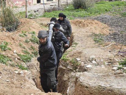 Combatientes del Ej&eacute;rcito Libre de Siria en la regi&oacute;n de Al Rahman, este jueves.