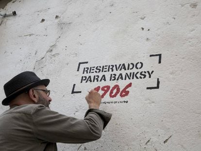 Eduardo Hermida, el padre del festival urbano, en la pared reservada a Banksy.