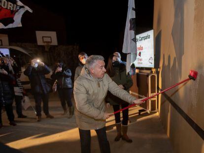 El cabeza de lista de Soria ¡Ya!, Ángel Ceña, el jueves por la noche en Arenillas, en el acto de pegada de carteles que marca el inicio de la campaña electoral en Castilla y León.