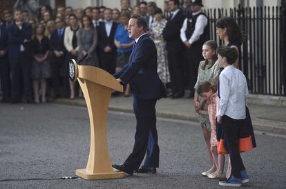David Cameron pronuncia el seu discurs juntament amb la seva esposa Samantha i els seus fills, mentre s'acomiaden en el número 10 de Downing Street a Londres, Regne Unit.