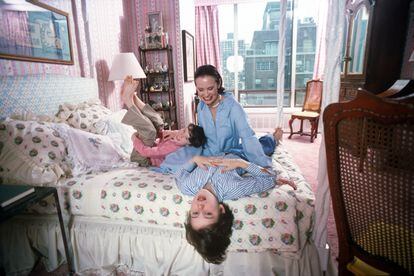 The millionaire and her children, in her New York apartment in 1976.