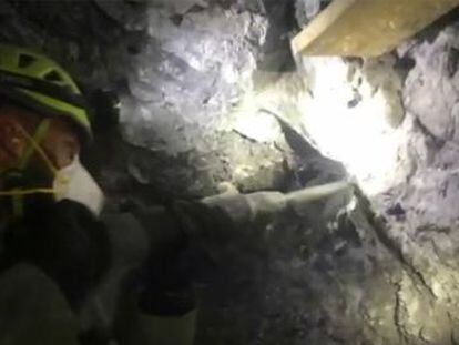 La Guardia Civil difunde un vídeo en el que se ve a los mineros trabajando para abrir el camino por el que se ha recuperado el cuerpo sin vida del niño