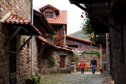 Integrado en el parque natural del Saja-Besaya, presume además de ser uno de los pueblos más antiguos de Cantabria. Conserva sus tradicionales caserones montañesas, de dos plantas, portalones y floridas balconadas de madera. También una iglesia del siglo XVII y un puente de piedra del XVI. Más información: <a href="https://www.turismodecantabria.com/disfrutala/que-visitar/219-barcena-mayor/buscador-cHJvY2VzYXJCdXNxdWVkYT1vayZpZENhdGVnb3JpYT02Jg==" target="_blank">turismodecantabria.com</a>
