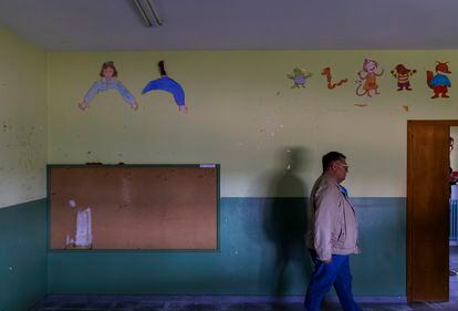 Un vecino, dentro del colegio de Quintana del Marco (León), cerrado por falta de niños.