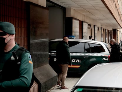 Un coche de la Guardia Civil ha conducido al detenido este miércoles hasta el juzgado de Sueca (Valencia).