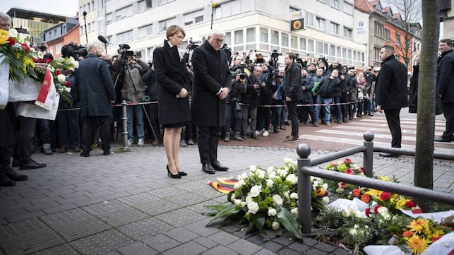 El presidente alemán, Frank-Walter Steinmeier, y su esposa, Elke Büdenbender, en un homenaje a las víctimas, este jueves en Hanau.