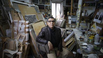 El pintor Hanoos Hanoos, en su casa estudio de Madrid.