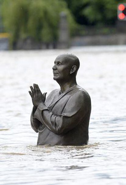 Una estatua del líder espiritual indio Sri Chinmoy, afectada por la lluvia en el centro de Praga.