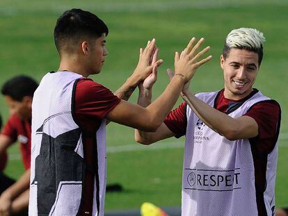 Nasri saluda a su compañero Correa en el entrenamiento del Sevilla.