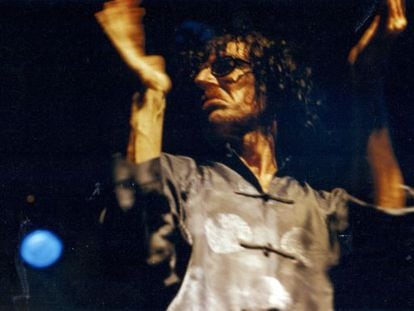 El rockero argentino Charly Garc&iacute;a en un concierto en la d&eacute;cada del 80. 