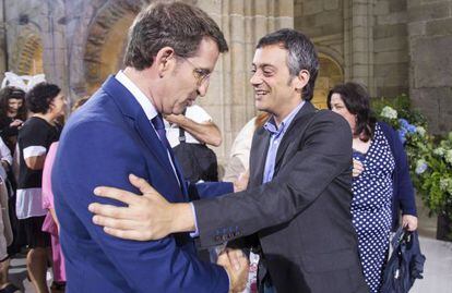 Feij&oacute;o y Ferreiro se saludan hoy en Santiago tras la entrega de las Medallas Castelao.
