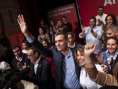 El presidente del gobierno en funciones, Pedro Sánchez, junto a Susana Díaz, durante un acto del partido en Huelva.
 