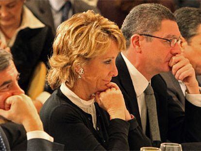 Ángel Acebes, Esperanza Aguirre, Alberto Ruiz-Gallardón y eduardo Zaplana escuchan un discurso de Mariano Rajoy el pasado diciembre.