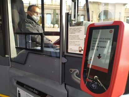 Barcelona permite pagar con tarjeta el billete sencillo en todos los autobuses de TMB desde este enero.
EUROPA PRESS
31/01/2022