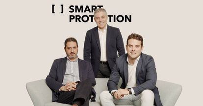 De pie, Javier Perea, y sentados, Manuel Moregal y Javier Capilla, los socios fundadores de Smart Protection.